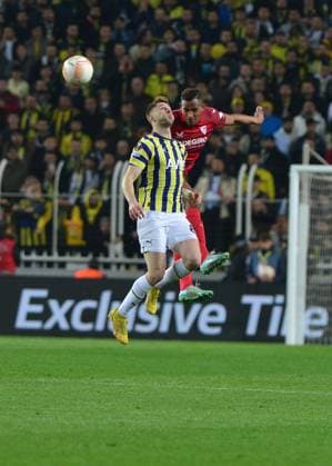 Ismail Yuksek (L) of Fenerbahce and Fernando (R) of Sevilla during the UEFA Europa League round of 16 leg two match between Fenerbahce and Sevilla FC at Ulker Sukru Saracoglu Stadium in Istanbul, Turkey on March 16, 2023. Istanbul Turkey Copyright: xSeskimphotox Fenerbahce-Sevilla-16323 (49)