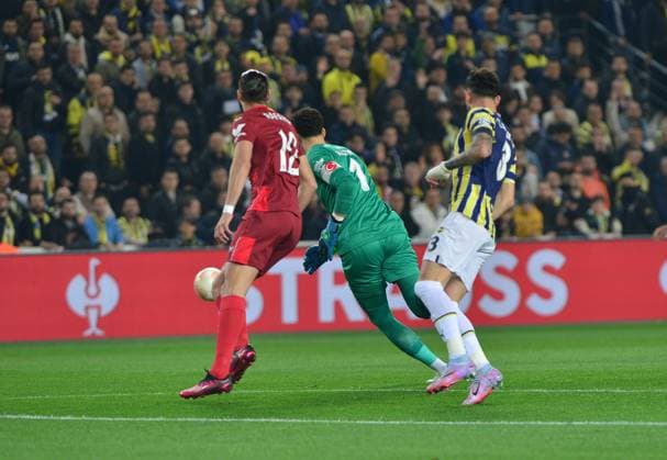 Goalkeeper Altay Bayindir , Samet Akaydin (R) of Fenerbahce and Rafa Mir of Sevilla during the UEFA Europa League round of 16 leg two match between Fenerbahce and Sevilla FC at Ulker Sukru Saracoglu Stadium in Istanbul, Turkey on March 16, 2023. Istanbul Turkey Copyright: xSeskimphotox Fenerbahce-Sevilla-16323 (56)