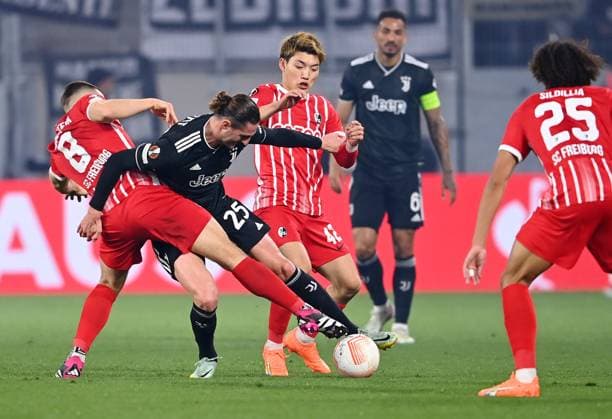 FUSSBALL EUROPA LEAGUE SAISON 2022 2023 Achtelfinal Rueckspiel SC Freiburg - Juventus Turin 16.03.2022 Adrien Rabiot (Mitte, Juventus Turin) gegen Maximilian Eggestein (li, SC Freiburg) und Ritsu Doan (re, SC Freiburg)