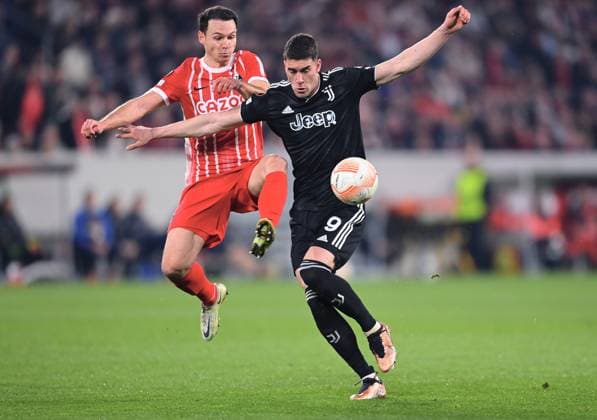 FUSSBALL EUROPA LEAGUE SAISON 2022 2023 Achtelfinal Rueckspiel SC Freiburg - Juventus Turin 16.03.2022 Dusan Vlahovic (re, Juventus Turin) gegen Nicolas Hoefler (li, SC Freiburg)
