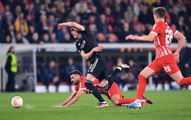 FUSSBALL EUROPA LEAGUE SAISON 2022 2023 Achtelfinal Rueckspiel SC Freiburg - Juventus Turin 16.03.2022 Dusan Vlahovic (Mitte, Juventus Turin) gegen Manuel Gulde (Boden SC Freiburg) und Matthias Ginter (re, SC Freiburg)
