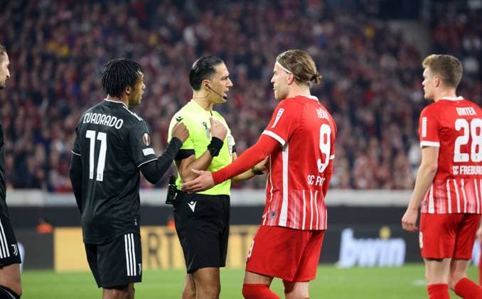 16.03.23 SC Freiburg - Juventus Turin Deutschland, Freiburg, 16.03.2023, Fussball, Europa League, Achtelfinale, SC Freiburg - Juventus Turin: v.l. Juan Cuadrado (Juventus Turin), Sedar Gözübüyük (Schiedsrichter), Lucas Höler (SC Freiburg).