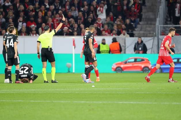 16.03.2023, xtvx, Fussball UEFA Europa League 1 8 Finale, SC Freiburg - Juventus Turin emspor, v.l. Schiedsrichter Referee Serdar Gözübüyük (Niederlande) zeigt Manuel Gulde (SC Freiburg) die gelbe Karte nach einem Foul an Adrien Rabiot (Juventus Turin) (DFL DFB REGULATIONS PROHIBIT ANY USE OF PHOTOGRAPHS as IMAGE SEQUENCES and or QUASI-VIDEO) Freiburg