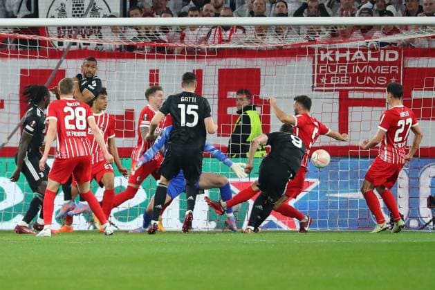 16.03.2023, xtvx, Fussball UEFA Europa League 1 8 Finale, SC Freiburg - Juventus Turin emspor, v.l. Dusan Vlahovic (Juventus Turin) Abseitstor (DFL DFB REGULATIONS PROHIBIT ANY USE OF PHOTOGRAPHS as IMAGE SEQUENCES and or QUASI-VIDEO) Freiburg