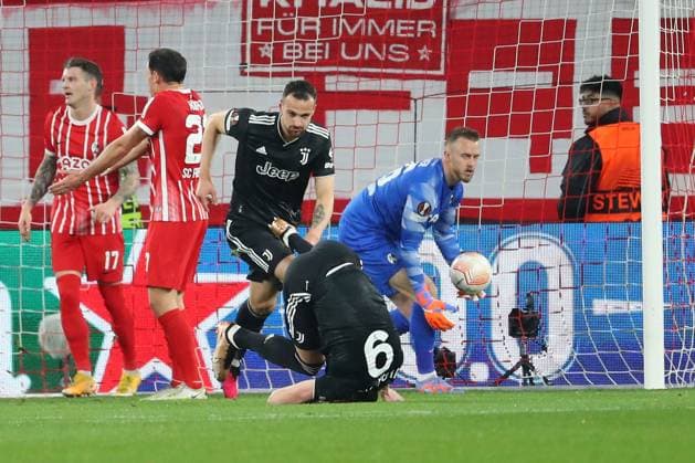 16.03.2023, xtvx, Fussball UEFA Europa League 1 8 Finale, SC Freiburg - Juventus Turin emspor, v.l. Dusan Vlahovic (Juventus Turin) Abseitstor (DFL DFB REGULATIONS PROHIBIT ANY USE OF PHOTOGRAPHS as IMAGE SEQUENCES and or QUASI-VIDEO) Freiburg