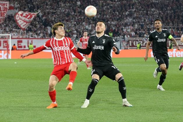 16.03.2023, xtvx, Fussball UEFA Europa League 1 8 Finale, SC Freiburg - Juventus Turin emspor, v.l. Ritsu Doan (SC Freiburg) Filip Kostic (Juventus Turin) Zweikampf, Aktion, action, battle for the ball (DFL DFB REGULATIONS PROHIBIT ANY USE OF PHOTOGRAPHS as IMAGE SEQUENCES and or QUASI-VIDEO) Freiburg