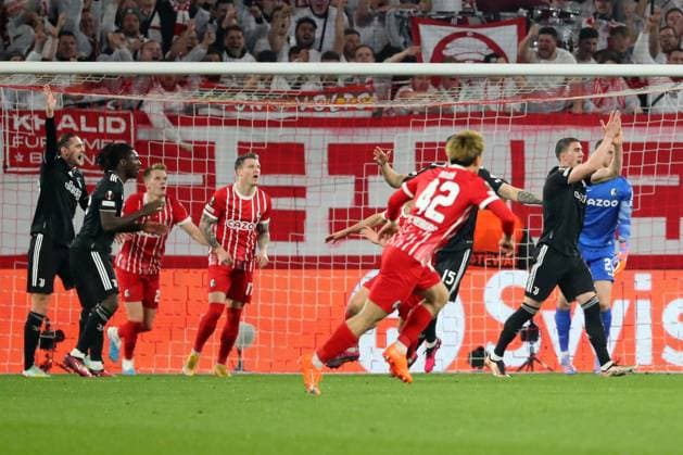 16.03.2023, xtvx, Fussball UEFA Europa League 1 8 Finale, SC Freiburg - Juventus Turin emspor, v.l. Szene vor dem Handelfmeter (DFL DFB REGULATIONS PROHIBIT ANY USE OF PHOTOGRAPHS as IMAGE SEQUENCES and or QUASI-VIDEO) Freiburg