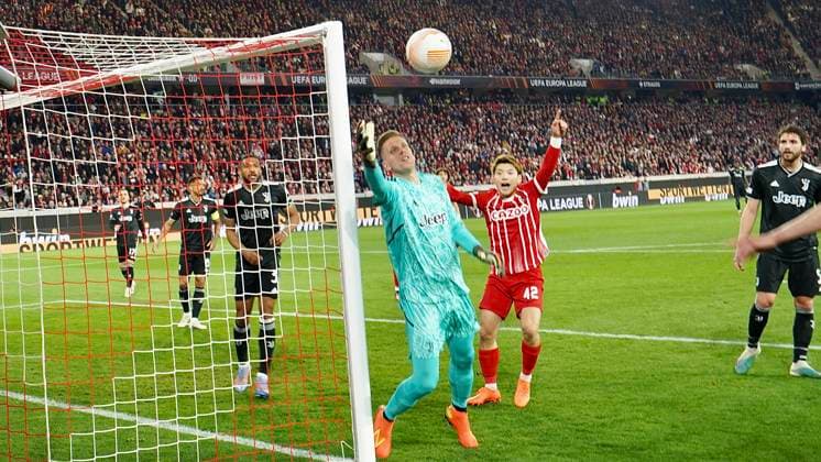 16.03.2023; Freiburg im Breisgau, Baden Württemberg, Deutschland, Europa Wojciech Szczesny (Juventus Turin 1) und Ritsu Doan (SC Freiburg 42) Fussball UEFA Europa League 2022 2023: Achtelfinale Rückspiel - SC Freiburg - Juventus Turin, im Europa Park Stadion