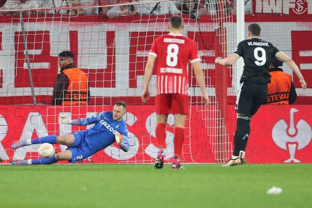 16.03.2023, xtvx, Fussball UEFA Europa League 1 8 Finale, SC Freiburg - Juventus Turin emspor, v.l. Handelfmeter Tor zum 0:1 durch Dusan Vlahovic (Juventus Turin) Mark Flekken (SC Freiburg) (DFL DFB REGULATIONS PROHIBIT ANY USE OF PHOTOGRAPHS as IMAGE SEQUENCES and or QUASI-VIDEO) Freiburg
