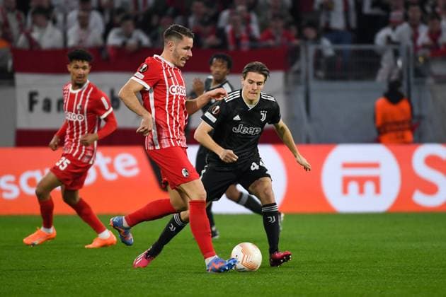 Fussball Europa League Achtelfinale Rueckspiel - 22 23 - SC Freiburg vs. Juventus Turin - 16-03-2023 Christian Guenter (SC Freiburg 30) am Ball und im Zweikampf mit Nicolo Fagioli (Juventus Turin 44). Fussball Europa League Achtelfinale Rueckspiel: SC Freiburg vs. Juventus Turin am Donnerstag, den 16. Maerz 2023 im Europa-Park Stadion in Freiburg im Breisgau Copyright: xBEAUTIFULxSPORTS GerdxGruendlx