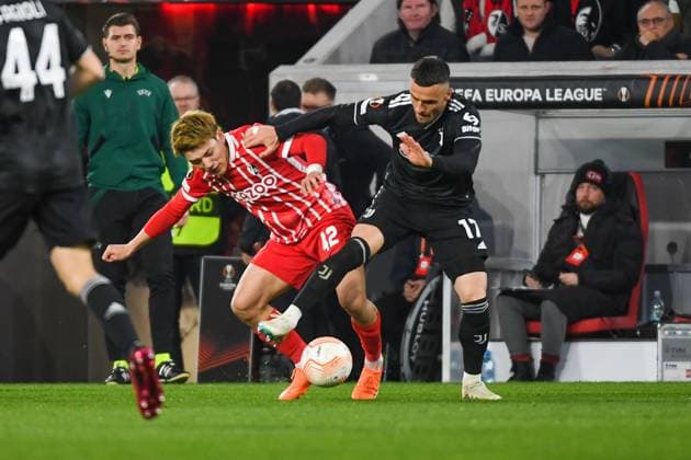 Fussball Europa League Achtelfinale Rueckspiel - 22 23 - SC Freiburg vs. Juventus Turin - 16-03-2023 Ritsu Doan (SC Freiburg 42) im Zweikampf mit Filip Kostic (Juventus Turin 17). Fussball Europa League Achtelfinale Rueckspiel: SC Freiburg vs. Juventus Turin am Donnerstag, den 16. Maerz 2023 im Europa-Park Stadion in Freiburg im Breisgau Copyright: xBEAUTIFULxSPORTS GerdxGruendlx
