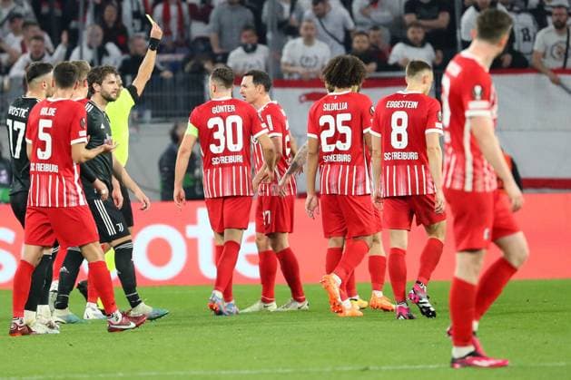 16.03.2023, xtvx, Fussball UEFA Europa League 1 8 Finale, SC Freiburg - Juventus Turin emspor, v.l. Schiedsrichter Referee Serdar Gözübüyük (Niederlande) zeigt Manuel Gulde (SC Freiburg) die gelb-rote Karte (DFL DFB REGULATIONS PROHIBIT ANY USE OF PHOTOGRAPHS as IMAGE SEQUENCES and or QUASI-VIDEO) Freiburg