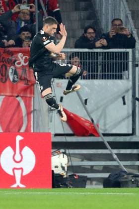 16.03.2023, xtvx, Fussball UEFA Europa League 1 8 Finale, SC Freiburg - Juventus Turin emspor, v.l. Torjubel nach dem Tor zum celebrating the goal celebrate 0:1 durch Dusan Vlahovic (Juventus Turin) (DFL DFB REGULATIONS PROHIBIT ANY USE OF PHOTOGRAPHS as IMAGE SEQUENCES and or QUASI-VIDEO) Freiburg
