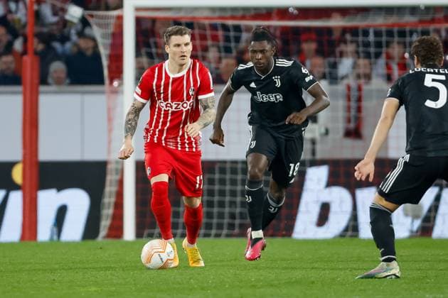 Lukas Kuebler (SC Freiburg, 17) und Moise Kean (Juventus Turin, 18) im Laufduell , GER, SC Freiburg vs. Juventus Turin, Fussball, UEFA Europa League, Achtelfinale, 16.03.2023 GER, SC Freiburg vs. Juventus Turin, Fussball, UEFA Europa League, Achtelfinale, 16.03.2023 Freiburg im Breisgau Copyright: xEibner-Pressefoto GrantxHubbsx EP_GHS