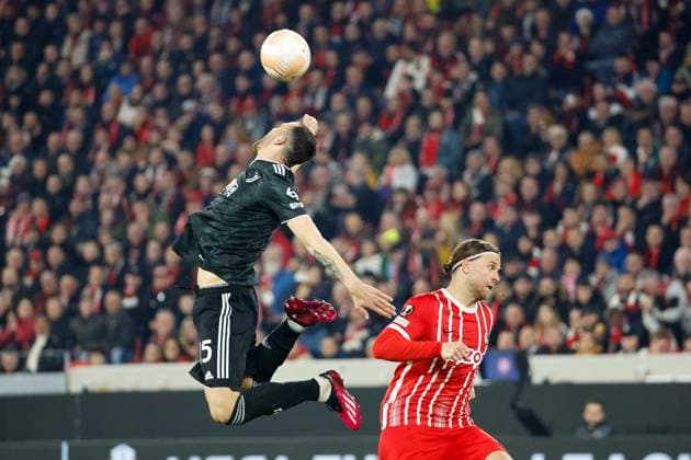 Federico Gatti (Juventus Turin, 15) und Lucas Hoeler (SC Freiburg, 09) beim Kopfballduell , GER, SC Freiburg vs. Juventus Turin, Fussball, UEFA Europa League, Achtelfinale, 16.03.2023 GER, SC Freiburg vs. Juventus Turin, Fussball, UEFA Europa League, Achtelfinale, 16.03.2023 Freiburg im Breisgau Copyright: xEibner-Pressefoto GrantxHubbsx EP_GHS
