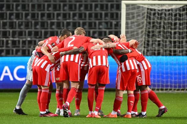 Fussball, Herren, Saison 2022 2023, Europa League (Achtelfinale, Rückspiel), Royale Union Saint-Gilloise - 1. FC Union Berlin im Lotto Park Brüssel, Spieler des 1. FC Union Berlin bilden einen Kreis , 16.03. 2023, Copyright: xMatthiasxKochx