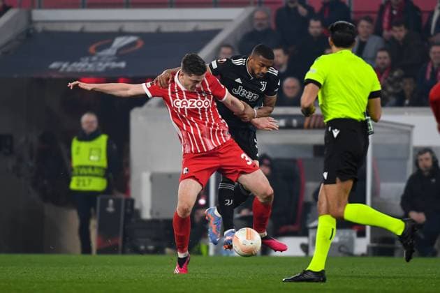 Fussball Europa League Achtelfinale Rueckspiel - 22 23 - SC Freiburg vs. Juventus Turin - 16-03-2023 Michael Gregoritsch (SC Freiburg 38) im Zweikampf mit Gleison Bremer (Juventus Turin 3). Fussball Europa League Achtelfinale Rueckspiel: SC Freiburg vs. Juventus Turin am Donnerstag, den 16. Maerz 2023 im Europa-Park Stadion in Freiburg im Breisgau Copyright: xBEAUTIFULxSPORTS GerdxGruendlx