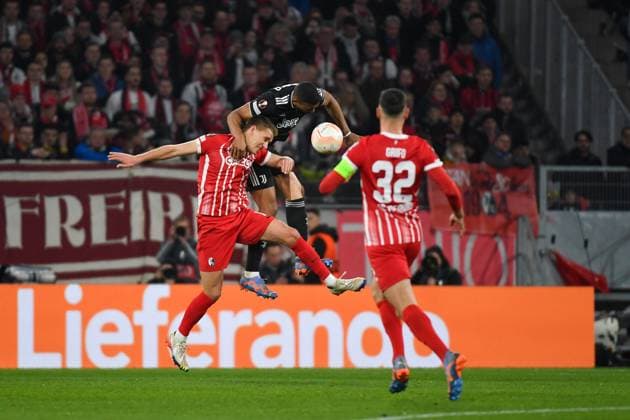 Fussball Europa League Achtelfinale Rueckspiel - 22 23 - SC Freiburg vs. Juventus Turin - 16-03-2023 Gleison Bremer (Juventus Turin 3) beim Kopfballduell mit Nils Petersen (SC Freiburg 18). Fussball Europa League Achtelfinale Rueckspiel: SC Freiburg vs. Juventus Turin am Donnerstag, den 16. Maerz 2023 im Europa-Park Stadion in Freiburg im Breisgau Copyright: xBEAUTIFULxSPORTS GerdxGruendlx