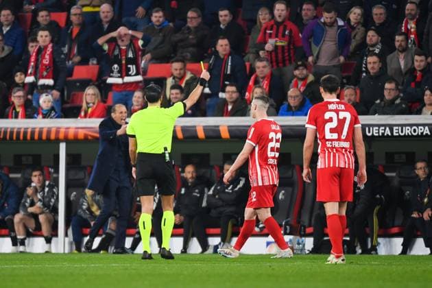 Fussball Europa League Achtelfinale Rueckspiel - 22 23 - SC Freiburg vs. Juventus Turin - 16-03-2023 Schiedsrichter Serdar Goezuebueyuek (NED) zeigt Roland Sallai (SC Freiburg 22) die gelbe Karte. Fussball Europa League Achtelfinale Rueckspiel: SC Freiburg vs. Juventus Turin am Donnerstag, den 16. Maerz 2023 im Europa-Park Stadion in Freiburg im Breisgau Copyright: xBEAUTIFULxSPORTS GerdxGruendlx