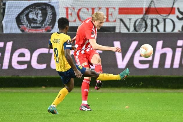 Fussball, Herren, Saison 2022 2023, Europa League (Achtelfinale, Rückspiel), Royale Union Saint-Gilloise - 1. FC Union Berlin im Lotto Park Brüssel, v.l. Lazare Amani (Royale Union Saint-Gilloise) und Morten Thorsby (1. FC Union Berlin) im Zweikampf , 16.03. 2023, Copyright: xMatthiasxKochx