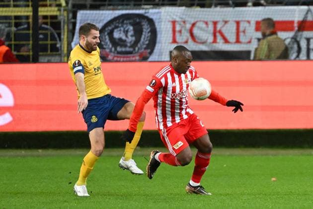 Fussball, Herren, Saison 2022 2023, Europa League (Achtelfinale, Rückspiel), Royale Union Saint-Gilloise - 1. FC Union Berlin im Lotto Park Brüssel, v.l. Bart Nieuwkoop (Royale Union Saint-Gilloise) und Jerome Roussillon (1. FC Union Berlin) im Zweikampf , 16.03. 2023, Copyright: xMatthiasxKochx