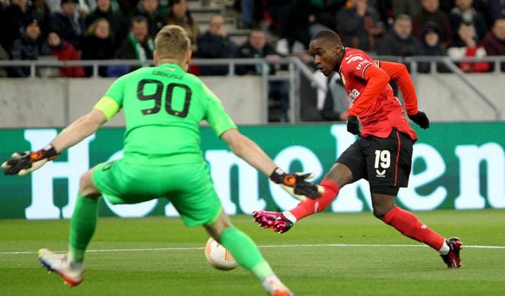 Sport Bilder des Tages 16.03.2023 Budapest(Hungary) Ferencvarosi TC-Bayer 04 Leverkusen Europa League round of 16 men s football Moussa Diaby(r) Bayer 04 Leverkusen scores first goal on match :