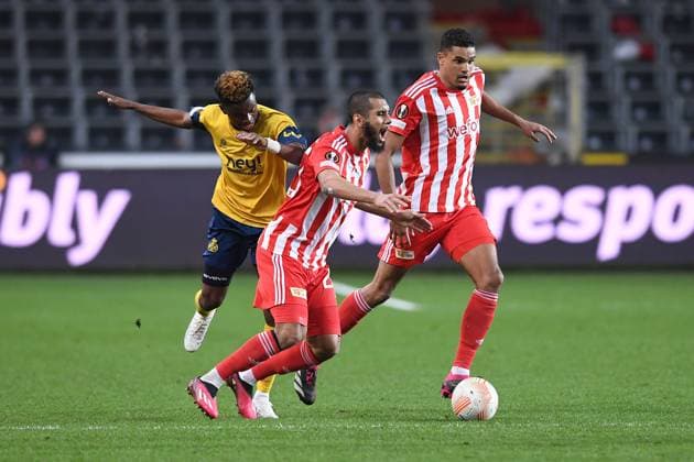 Fußball Europa League Achtelfinale Union Saint-Gilloise - 1. FC Union Berlin am 16.03.2023 Lotto-Park in Anderlecht Victor Boniface ( Saint Gilloise ), links - Aissa Laidouni ( Berlin ), mitte - Danilho Doekhi ( Berlin ), rechts