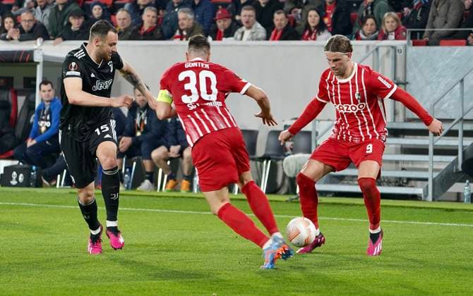 16.03.2023; Freiburg im Breisgau, Baden Württemberg, Deutschland, Europa Federico Gatti (Juventus Turin 15) Christian Günter (SC Freiburg 30) Lucas Höler (SC Freiburg 9) Fussball UEFA Europa League 2022 2023: Achtelfinale Rückspiel - SC Freiburg - Juventus Turin, im Europa Park Stadion