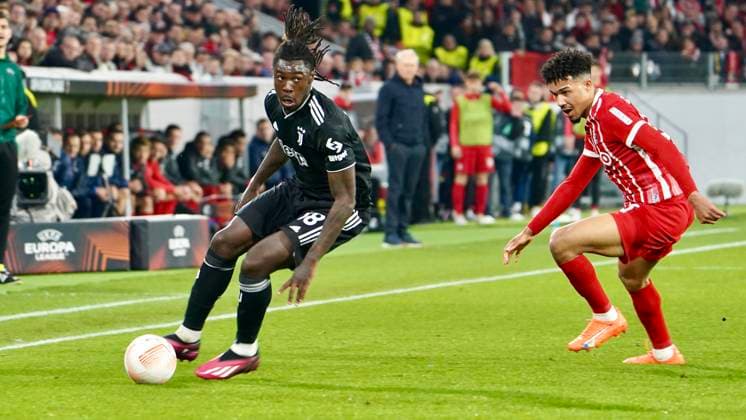 16.03.2023; Freiburg im Breisgau, Baden Württemberg, Deutschland, Europa Moise Kean (Juventus Turin 18) Kenneth Schmidt (SC Freiburg 35) Fussball UEFA Europa League 2022 2023: Achtelfinale Rückspiel - SC Freiburg - Juventus Turin, im Europa Park Stadion