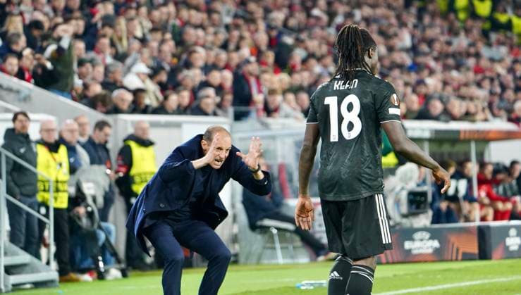 16.03.2023; Freiburg im Breisgau, Baden Württemberg, Deutschland, Europa Trainer Massimiliano Allegri (Juventus Turin) gestikulierend zu Moise Kean (Juventus Turin 18) Fussball UEFA Europa League 2022 2023: Achtelfinale Rückspiel - SC Freiburg - Juventus Turin, im Europa Park Stadion