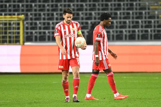 Fussball, Herren, Saison 2022 2023, Europa League (Achtelfinale, Rückspiel), Royale Union Saint-Gilloise - 1. FC Union Berlin im Lotto Park Brüssel, v.l. Rani Khedira (1. FC Union Berlin) und Sheraldo Becker (1. FC Union Berlin) enttaeuscht , 16.03. 2023, Copyright: xMatthiasxKochx