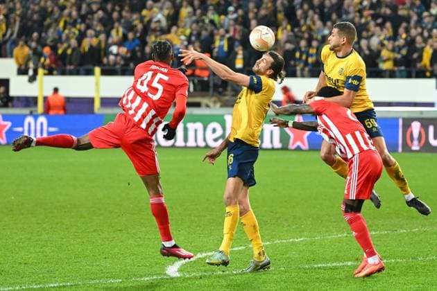 Fussball, Herren, Saison 2022 2023, Europa League (Achtelfinale, Rückspiel), Royale Union Saint-Gilloise - 1. FC Union Berlin im Lotto Park Brüssel, v.l. Jordan Siebatcheu (1. FC Union Berlin), Christian Burgess (Royale Union Saint-Gilloise), Sheraldo Becker (1. FC Union Berlin) und Ismael Kandouss (Royale Union Saint-Gilloise) im Zweikampf , 16.03. 2023, Copyright: xMatthiasxKochx
