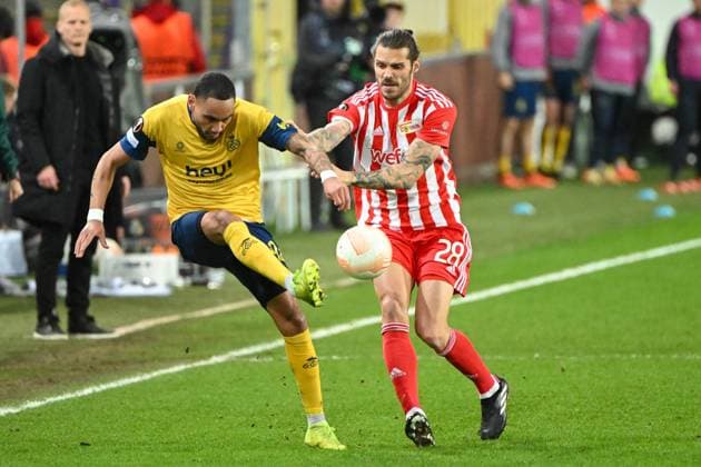 Fussball, Herren, Saison 2022 2023, Europa League (Achtelfinale, Rückspiel), Royale Union Saint-Gilloise - 1. FC Union Berlin im Lotto Park Brüssel, v.l. Loic Lapoussin (Royale Union Saint-Gilloise) und Christopher Trimmel (1. FC Union Berlin) im Zweikampf , 16.03. 2023, Copyright: xMatthiasxKochx