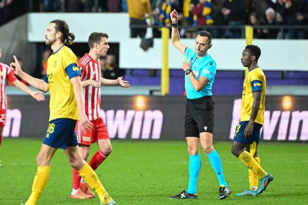 Fussball, Herren, Saison 2022 2023, Europa League (Achtelfinale, Rückspiel), Royale Union Saint-Gilloise - 1. FC Union Berlin im Lotto Park Brüssel, v.l. Janik Haberer (1. FC Union Berlin) sieht die gelb-rote Karte von Schiedsrichter Jose Maria Sanchez , 16.03. 2023, Copyright: xMatthiasxKochx