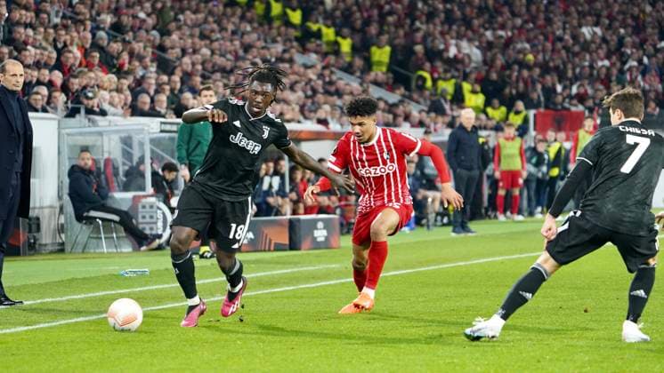 16.03.2023; Freiburg im Breisgau, Baden Württemberg, Deutschland, Europa Trainer Massimiliano Allegri (Juventus Turin) Moise Kean (Juventus Turin 18) Kenneth Schmidt (SC Freiburg 35) Fussball UEFA Europa League 2022 2023: Achtelfinale Rückspiel - SC Freiburg - Juventus Turin, im Europa Park Stadion