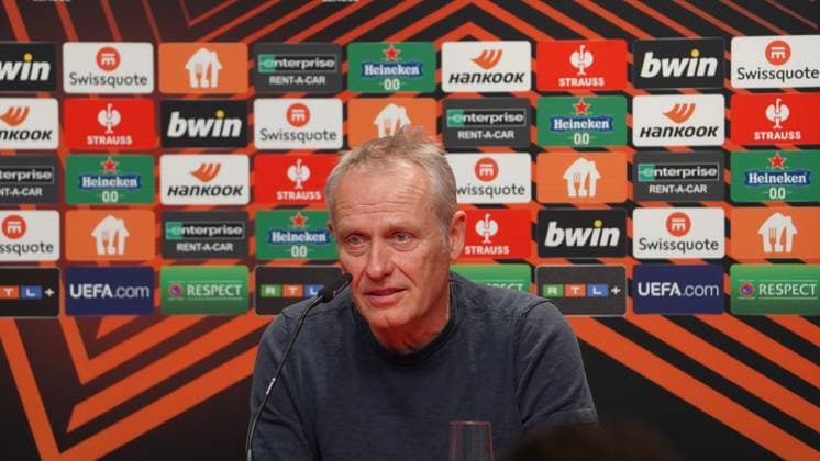 16.03.2023; Freiburg im Breisgau, Baden Württemberg, Deutschland, Europa Trainer Christian Streich (SC Freiburg) sauer, enttäuscht, traurig, wütend bei der Pressekonferenz nach dem Spiel - Fussball UEFA Europa League 2022 2023: Achtelfinale Rückspiel - SC Freiburg - Juventus Turin, im Europa Park Stadion