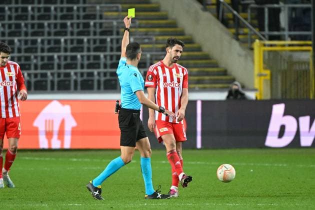 Fussball, Herren, Saison 2022 2023, Europa League (Achtelfinale, Rückspiel), Royale Union Saint-Gilloise - 1. FC Union Berlin im Lotto Park Brüssel, v.l. Schiedsrichter Jose Maria Sanchez zeigt Rani Khedira (1. FC Union Berlin) die gelbe Karte , 16.03. 2023, Copyright: xMatthiasxKochx