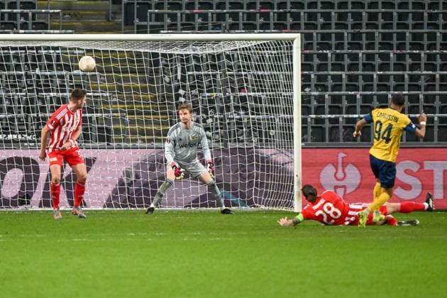 Fussball, Herren, Saison 2022 2023, Europa League (Achtelfinale, Rückspiel), Royale Union Saint-Gilloise - 1. FC Union Berlin im Lotto Park Brüssel, v.l. Robin Knoche (1. FC Union Berlin), Torwart Frederik Rönnow (1. FC Union Berlin), Christopher Trimmel (1. FC Union Berlin) und Loic Lapoussin (Royale Union Saint-Gilloise) - Loic Lapoussin (Royale Union Saint-Gilloise) erzielt das Tor zum 3:0 , 16.03. 2023, Copyright: xMatthiasxKochx