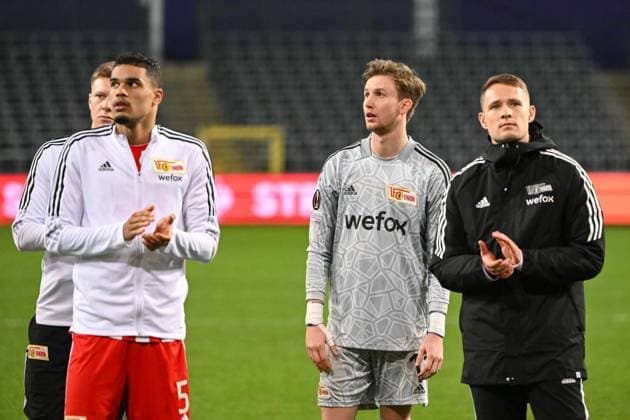 Fussball, Herren, Saison 2022 2023, Europa League (Achtelfinale, Rückspiel), Royale Union Saint-Gilloise - 1. FC Union Berlin im Lotto Park Brüssel, v.l. Danilho Doekhi (1. FC Union Berlin) und Torwart Frederik Rönnow (1. FC Union Berlin) , 16.03. 2023, Copyright: xMatthiasxKochx