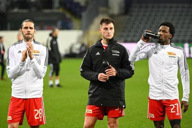 Fussball, Herren, Saison 2022 2023, Europa League (Achtelfinale, Rückspiel), Royale Union Saint-Gilloise - 1. FC Union Berlin im Lotto Park Brüssel, v.l. Christopher Trimmel (1. FC Union Berlin), Robin Knoche (1. FC Union Berlin) und Sheraldo Becker (1. FC Union Berlin) , 16.03. 2023, Copyright: xMatthiasxKochx