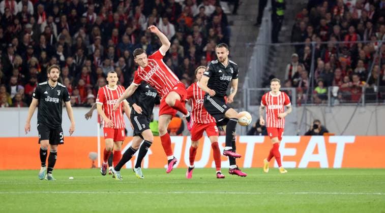 16.03.23 SC Freiburg - Juventus Turin Deutschland, Freiburg, 16.03.2023, Fussball, Europa League, Achtelfinale, SC Freiburg - Juventus Turin: v.l. Michael Gregoritsch (SC Freiburg), Manuel Locatelli (Juventus Turin).