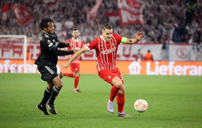 16.03.23 SC Freiburg - Juventus Turin Deutschland, Freiburg, 16.03.2023, Fussball, Europa League, Achtelfinale, SC Freiburg - Juventus Turin: v.l. Juan Cuadrado (Juventus Turin), Christian Günter (SC Freiburg).