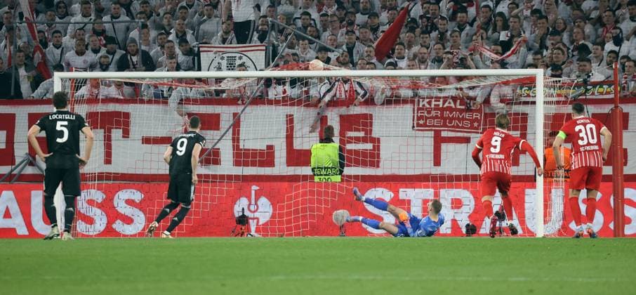 16.03.23 SC Freiburg - Juventus Turin Deutschland, Freiburg, 16.03.2023, Fussball, Europa League, Achtelfinale, SC Freiburg - Juventus Turin: v.l. Dusan Vlahovic (Juventus Turin), Mark Flekken (SC Freiburg); Elfmeter Tor 0:1 Vlahovic.