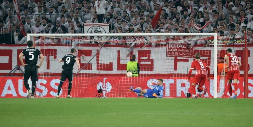 16.03.23 SC Freiburg - Juventus Turin Deutschland, Freiburg, 16.03.2023, Fussball, Europa League, Achtelfinale, SC Freiburg - Juventus Turin: v.l. Dusan Vlahovic (Juventus Turin), Mark Flekken (SC Freiburg); Elfmeter Tor 0:1 Vlahovic.