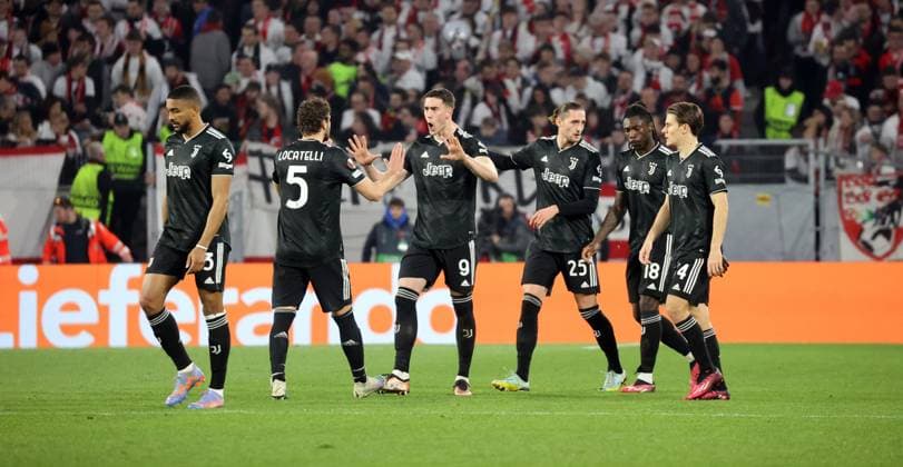 16.03.23 SC Freiburg - Juventus Turin Deutschland, Freiburg, 16.03.2023, Fussball, Europa League, Achtelfinale, SC Freiburg - Juventus Turin: 3. v.l. Dusan Vlahovic (Juventus Turin); Jubel Elfmeter Tor 0:1 Vlahovic.
