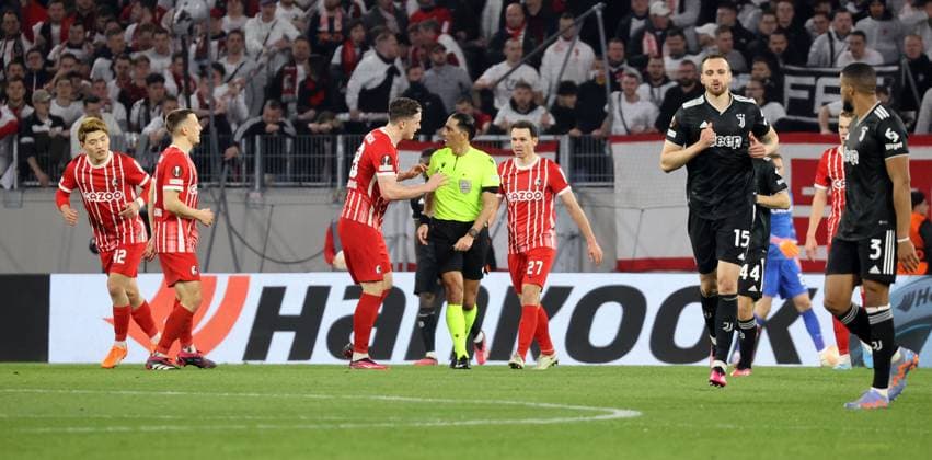 16.03.23 SC Freiburg - Juventus Turin Deutschland, Freiburg, 16.03.2023, Fussball, Europa League, Achtelfinale, SC Freiburg - Juventus Turin: v.l. Michael Gregoritsch (SC Freiburg), Serdar Gözübüyük (Schiedsrichter).
