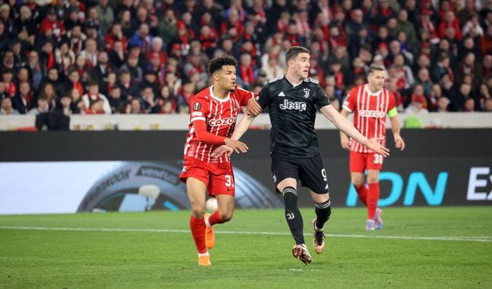 16.03.23 SC Freiburg - Juventus Turin Deutschland, Freiburg, 16.03.2023, Fussball, Europa League, Achtelfinale, SC Freiburg - Juventus Turin: v.l. Kenneth Schmidt (SC Freiburg), Dusan Vlahovic (Juventus Turin).