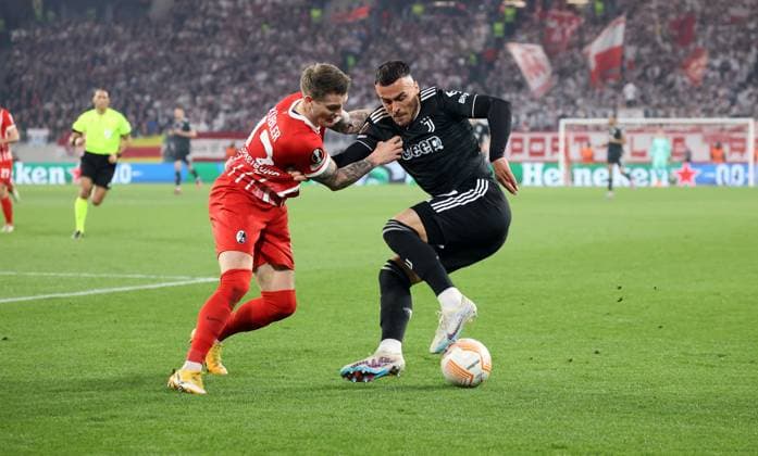 16.03.23 SC Freiburg - Juventus Turin Deutschland, Freiburg, 16.03.2023, Fussball, Europa League, Achtelfinale, SC Freiburg - Juventus Turin: v.l. Lukas Kübler (SC Freiburg), Filip Kostic (Juventus Turin).