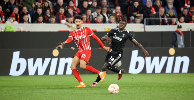 16.03.23 SC Freiburg - Juventus Turin Deutschland, Freiburg, 16.03.2023, Fussball, Europa League, Achtelfinale, SC Freiburg - Juventus Turin: v.l. Kenneth Schmidt (SC Freiburg), Moise Kean (Juventus Turin).