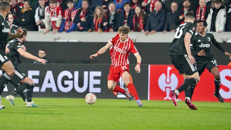 16.03.2023; Freiburg im Breisgau, Baden Württemberg, Deutschland, Europa Noah Weisshaupt (SC Freiburg 33) umringt von Juve Spielern wie Federico Gatti (Juventus Turin 15) Juan Cuadrado (Juventus Turin 11) Fussball UEFA Europa League 2022 2023: Achtelfinale Rückspiel - SC Freiburg - Juventus Turin, im Europa Park Stadion